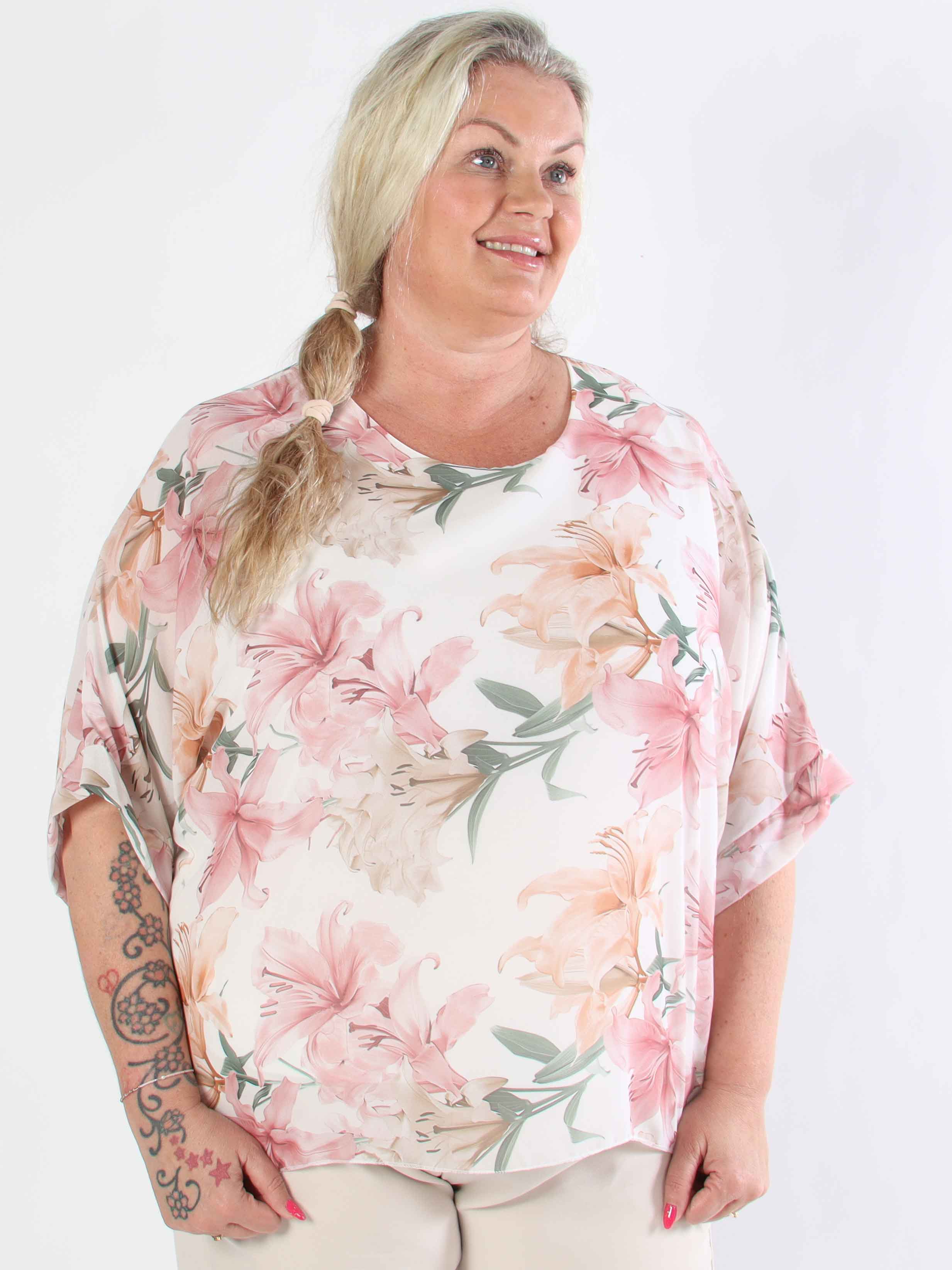 Minna - Blommig plus size-tunika i chiffong med viskostopp